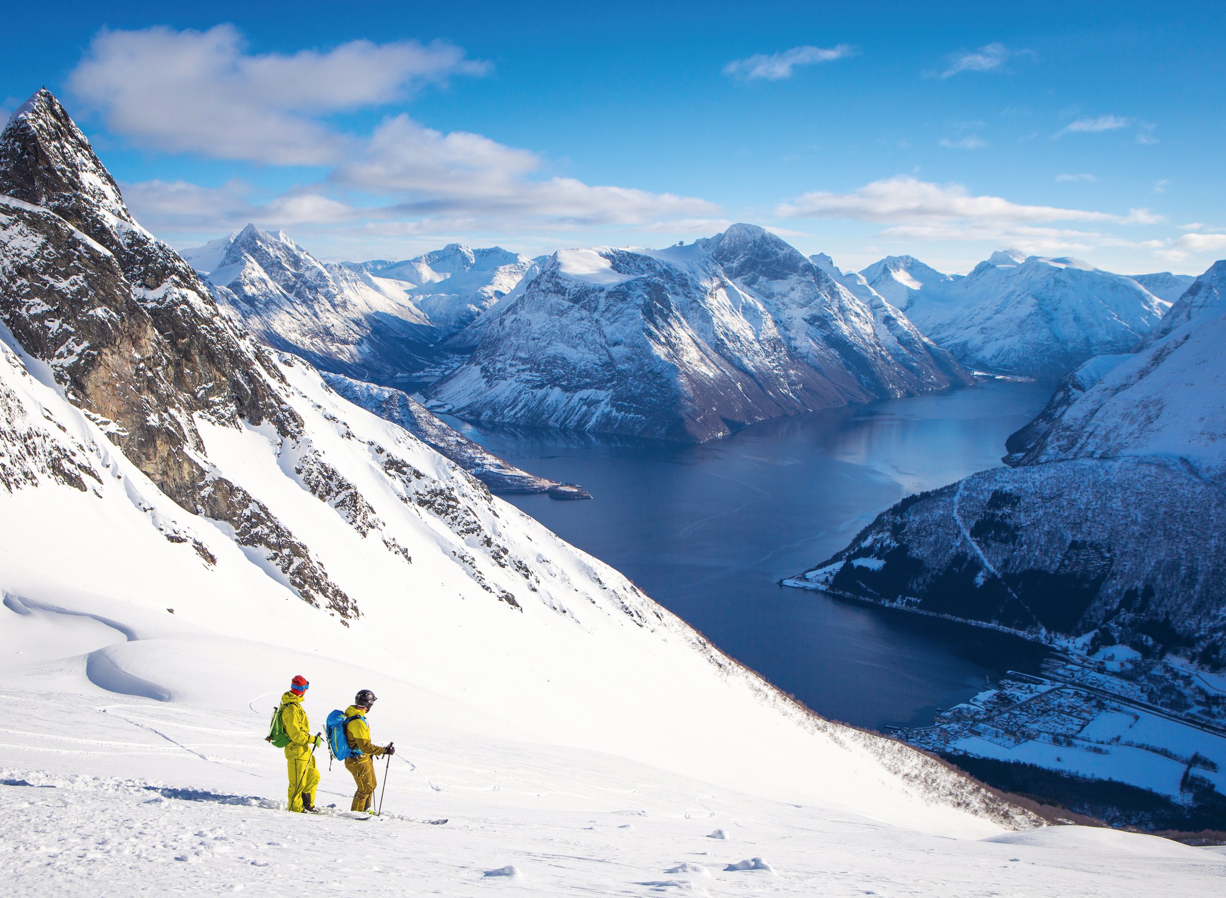 To skiløpere i Skondalen under Dalegubben med utsikt over Hjørundfjorden mot Sæbø